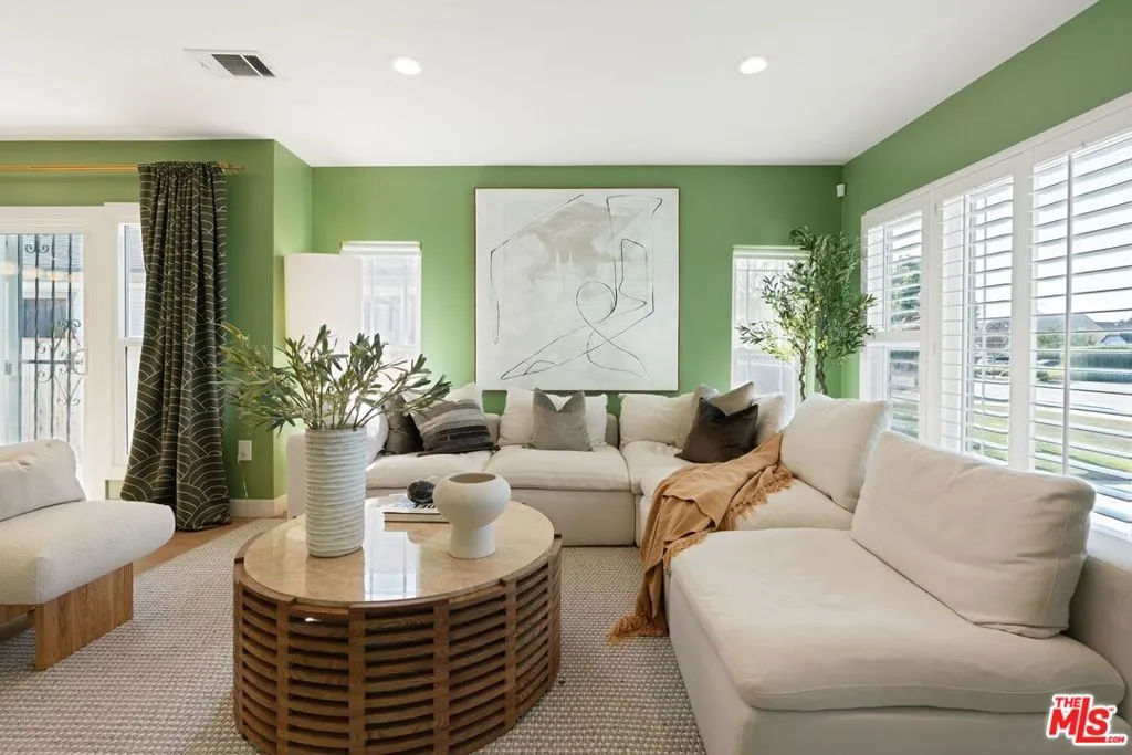 Los Angeles, California 90019, United States, 3 Bedrooms Bedrooms, ,3 BathroomsBathrooms,Residential,Active,5259