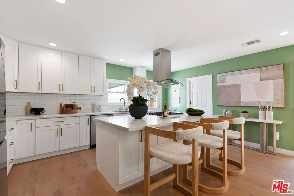 Los Angeles, California 90019, United States, 3 Bedrooms Bedrooms, ,3 BathroomsBathrooms,Residential,Active,5259