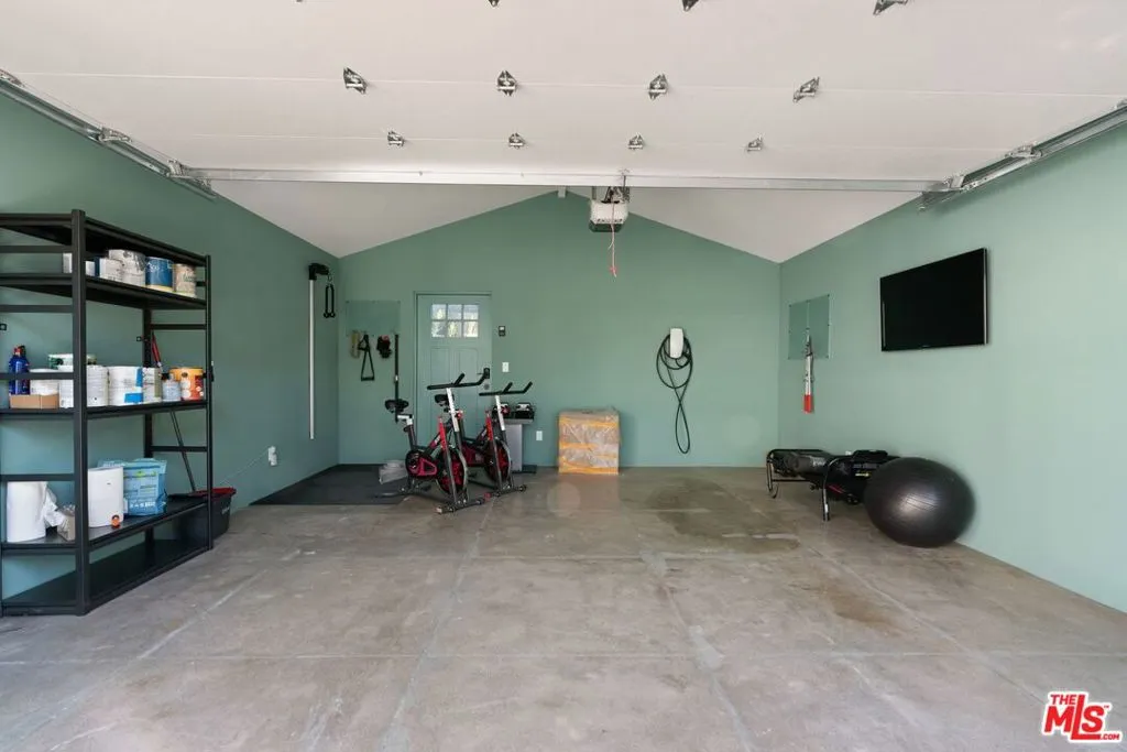 Los Angeles, California 90019, United States, 3 Bedrooms Bedrooms, ,3 BathroomsBathrooms,Residential,Active,5259