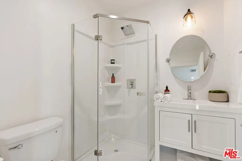 Los Angeles, California 90019, United States, 3 Bedrooms Bedrooms, ,3 BathroomsBathrooms,Residential,Active,5259