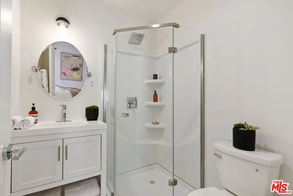 Los Angeles, California 90019, United States, 3 Bedrooms Bedrooms, ,3 BathroomsBathrooms,Residential,Active,5259