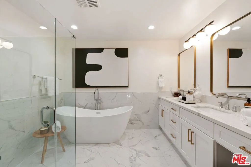 Los Angeles, California 90019, United States, 3 Bedrooms Bedrooms, ,3 BathroomsBathrooms,Residential,Active,5259