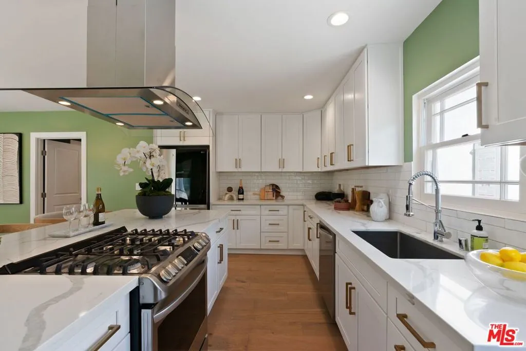 Los Angeles, California 90019, United States, 3 Bedrooms Bedrooms, ,3 BathroomsBathrooms,Residential,Active,5259