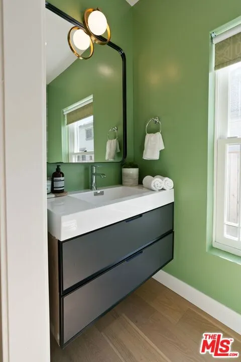 Los Angeles, California 90019, United States, 3 Bedrooms Bedrooms, ,3 BathroomsBathrooms,Residential,Active,5259