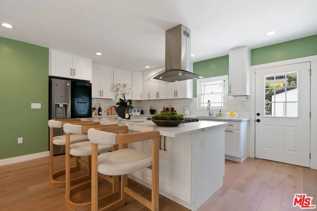 Los Angeles, California 90019, United States, 3 Bedrooms Bedrooms, ,3 BathroomsBathrooms,Residential,Active,5259