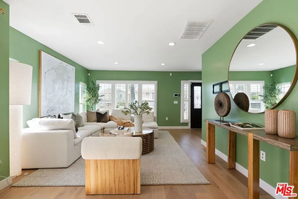 Los Angeles, California 90019, United States, 3 Bedrooms Bedrooms, ,3 BathroomsBathrooms,Residential,Active,5259