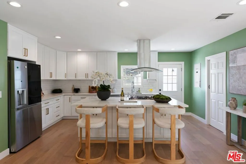 Los Angeles, California 90019, United States, 3 Bedrooms Bedrooms, ,3 BathroomsBathrooms,Residential,Active,5259