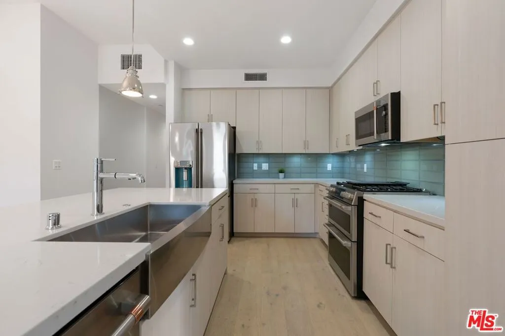 Hollywood, California 90028, United States, 2 Bedrooms Bedrooms, ,3 BathroomsBathrooms,Residential,Active,21416