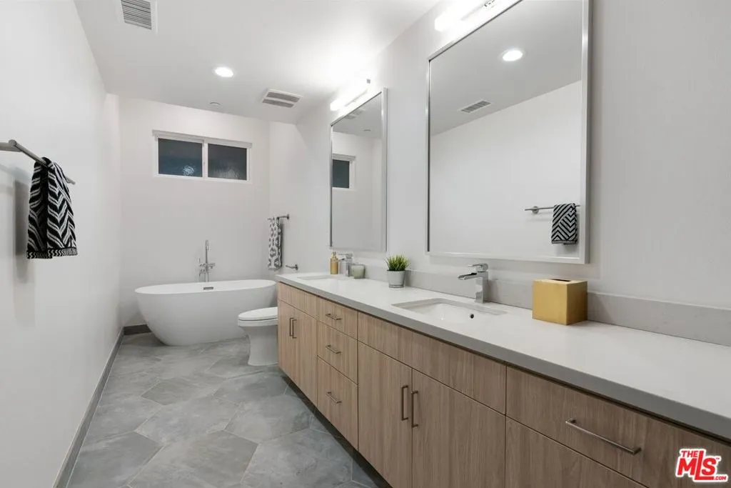 Hollywood, California 90028, United States, 2 Bedrooms Bedrooms, ,3 BathroomsBathrooms,Residential,Active,21416