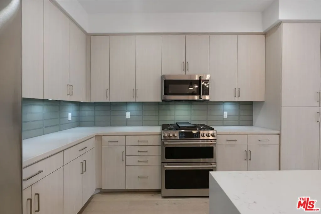 Hollywood, California 90028, United States, 2 Bedrooms Bedrooms, ,3 BathroomsBathrooms,Residential,Active,21416