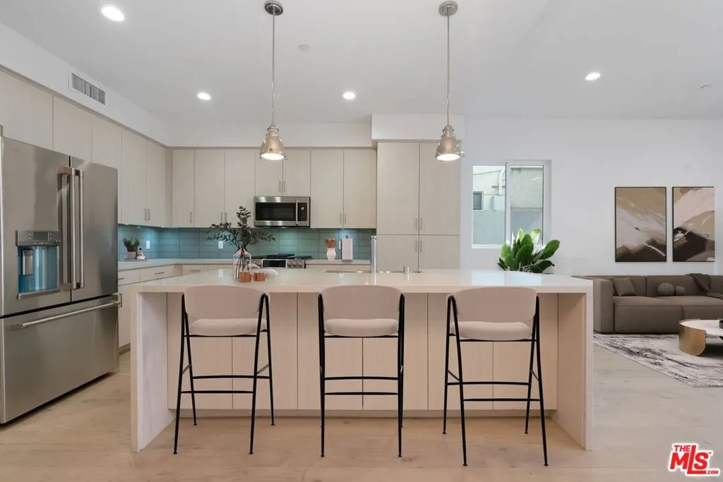 Hollywood, California 90028, United States, 2 Bedrooms Bedrooms, ,3 BathroomsBathrooms,Residential,Active,21416