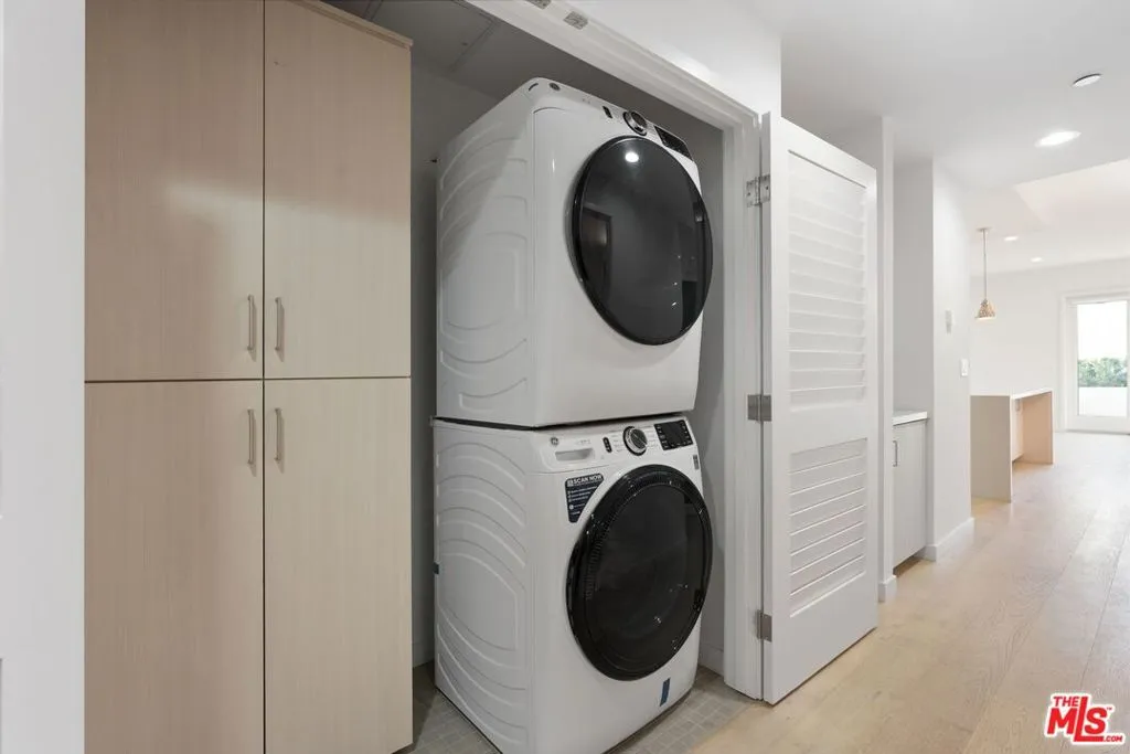 Hollywood, California 90028, United States, 2 Bedrooms Bedrooms, ,3 BathroomsBathrooms,Residential,Active,21416