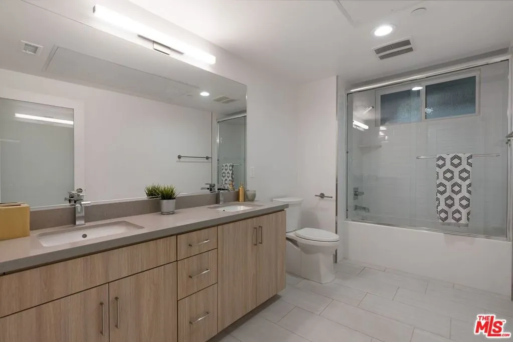 Hollywood, California 90028, United States, 2 Bedrooms Bedrooms, ,3 BathroomsBathrooms,Residential,Active,21416