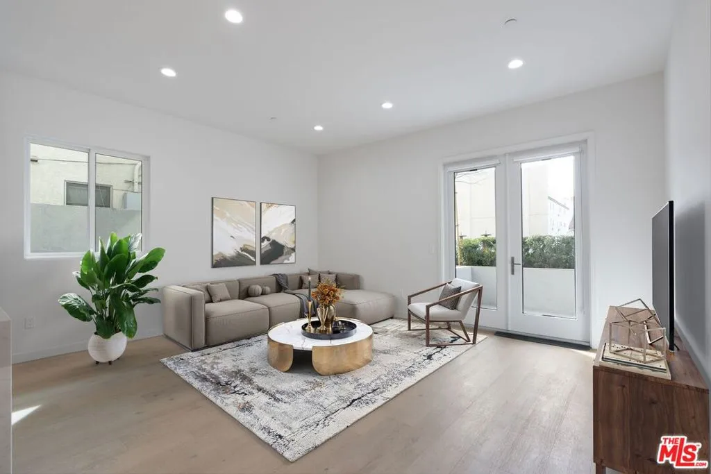 Hollywood, California 90028, United States, 2 Bedrooms Bedrooms, ,3 BathroomsBathrooms,Residential,Active,21416