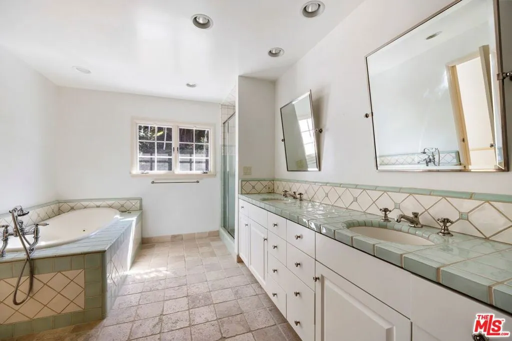 Los Angeles, California 90049, United States, 5 Bedrooms Bedrooms, ,5 BathroomsBathrooms,Residential,Active,102094