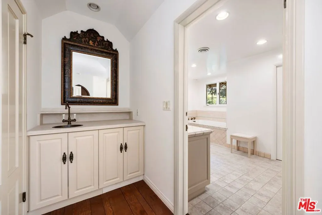 Los Angeles, California 90049, United States, 5 Bedrooms Bedrooms, ,5 BathroomsBathrooms,Residential,Active,102094