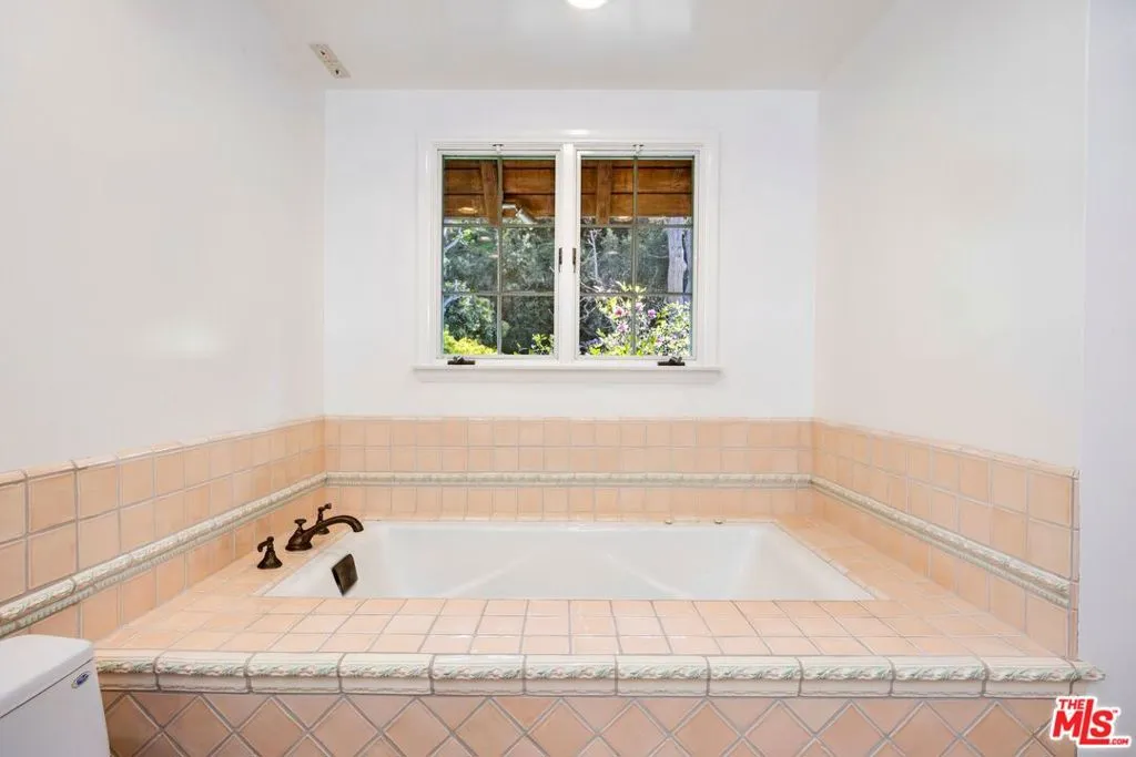 Los Angeles, California 90049, United States, 5 Bedrooms Bedrooms, ,5 BathroomsBathrooms,Residential,Active,102094