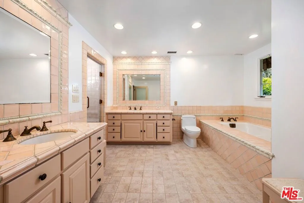 Los Angeles, California 90049, United States, 5 Bedrooms Bedrooms, ,5 BathroomsBathrooms,Residential,Active,102094