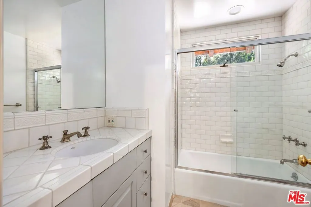 Los Angeles, California 90049, United States, 5 Bedrooms Bedrooms, ,5 BathroomsBathrooms,Residential,Active,102094