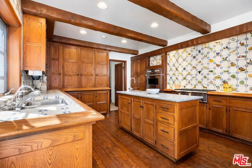 Los Angeles, California 90049, United States, 5 Bedrooms Bedrooms, ,5 BathroomsBathrooms,Residential,Active,102094