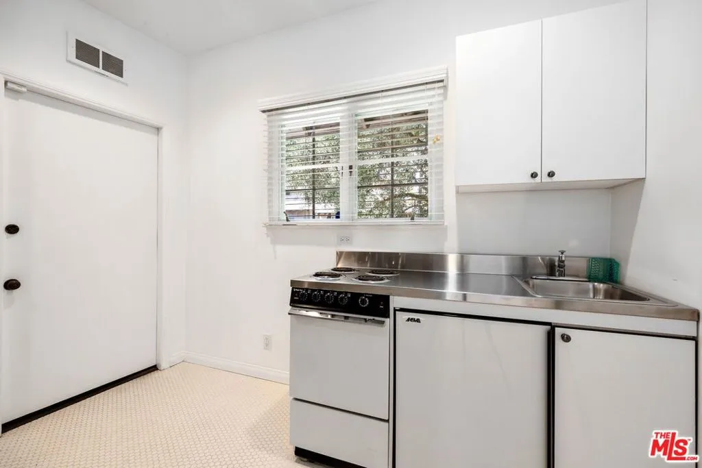 Los Angeles, California 90049, United States, 5 Bedrooms Bedrooms, ,5 BathroomsBathrooms,Residential,Active,102094