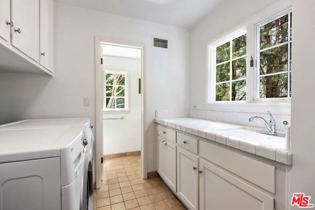 Los Angeles, California 90049, United States, 5 Bedrooms Bedrooms, ,5 BathroomsBathrooms,Residential,Active,102094