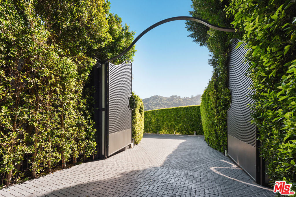 Properties 1 2571 Wallingford Drive