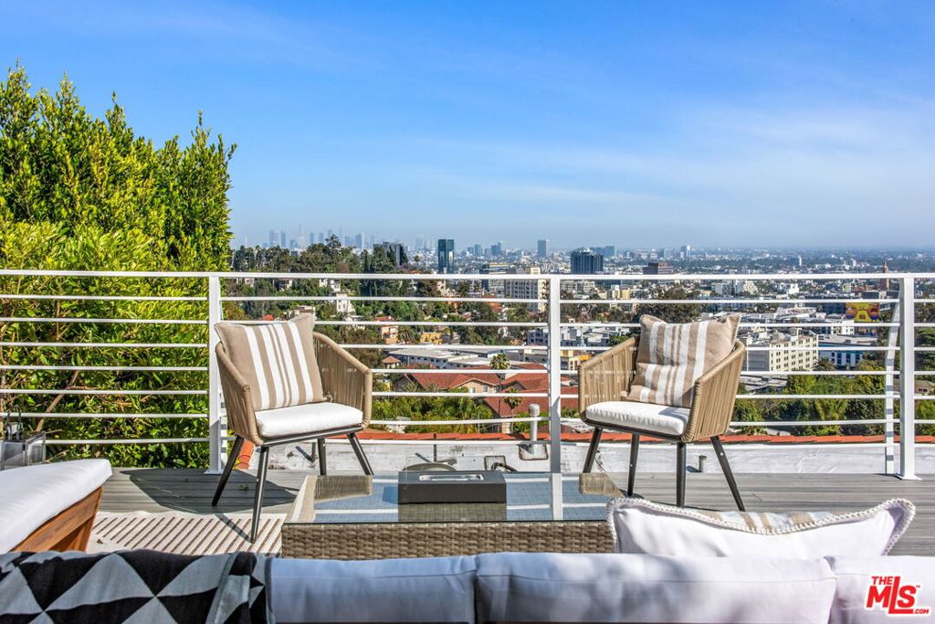 Los Angeles, California 90068, United States, 3 Bedrooms Bedrooms, ,2 BathroomsBathrooms,Residential,Pending,48577