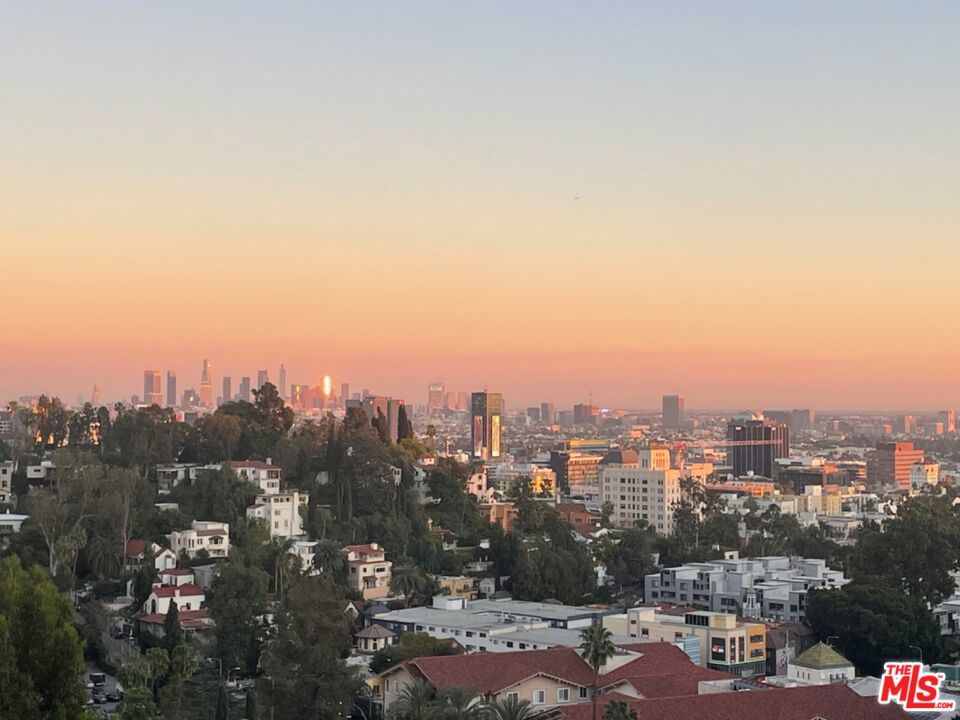 Los Angeles, California 90068, United States, 3 Bedrooms Bedrooms, ,2 BathroomsBathrooms,Residential,Pending,48577