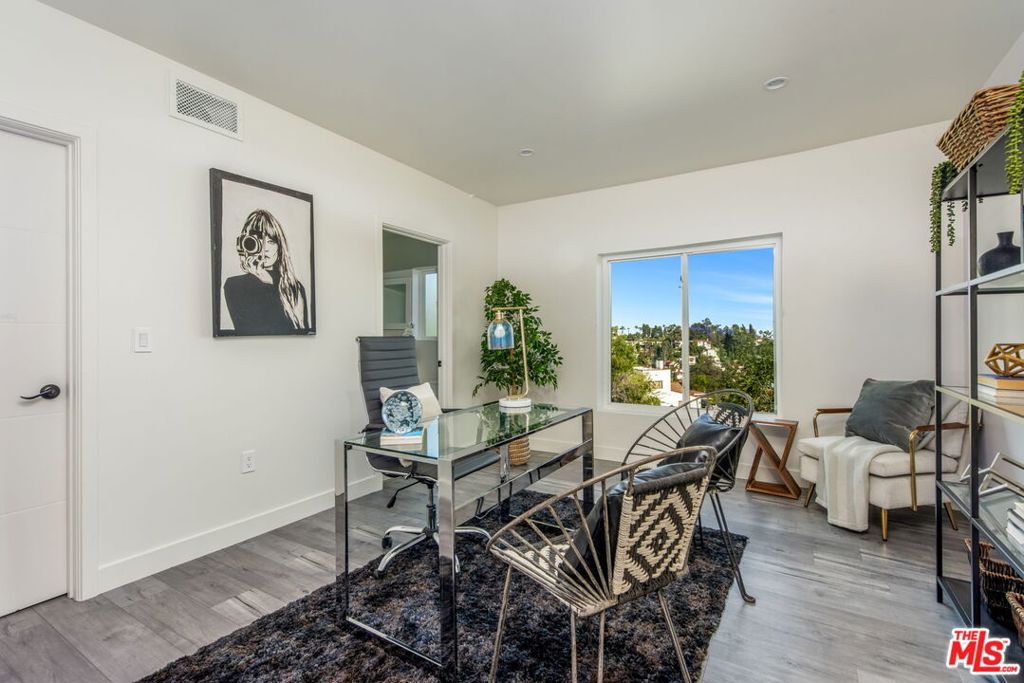 Los Angeles, California 90068, United States, 3 Bedrooms Bedrooms, ,2 BathroomsBathrooms,Residential,Pending,48577