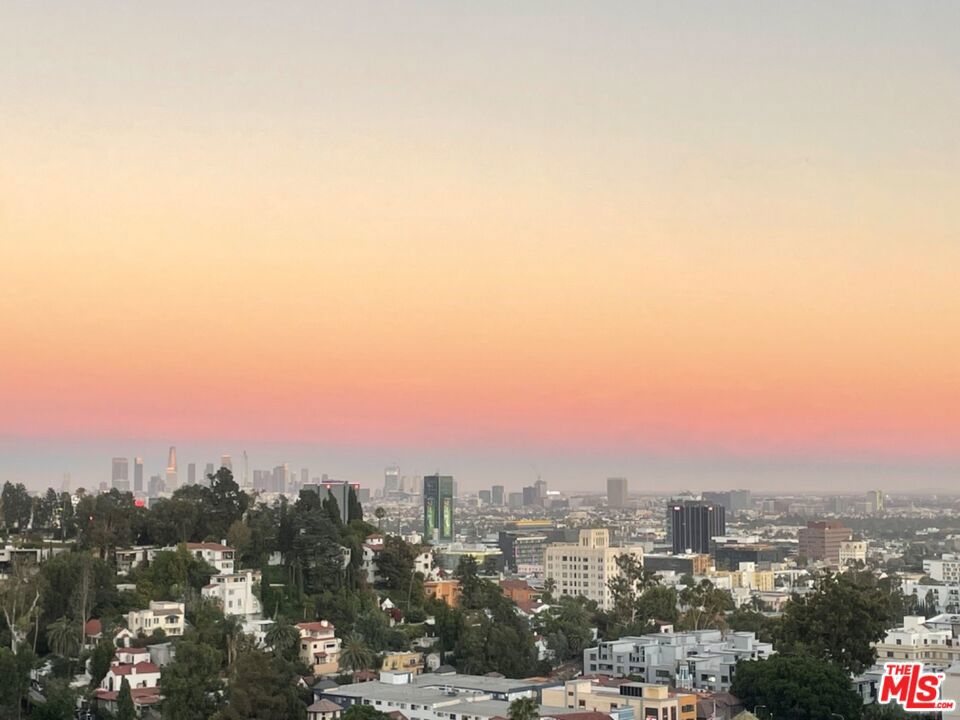 Los Angeles, California 90068, United States, 3 Bedrooms Bedrooms, ,2 BathroomsBathrooms,Residential,Pending,48577