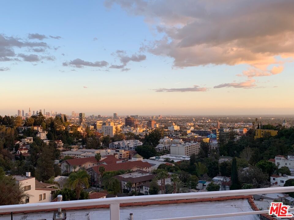 Los Angeles, California 90068, United States, 3 Bedrooms Bedrooms, ,2 BathroomsBathrooms,Residential,Pending,48577