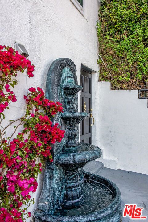 Los Angeles, California 90068, United States, 3 Bedrooms Bedrooms, ,2 BathroomsBathrooms,Residential,Pending,48577