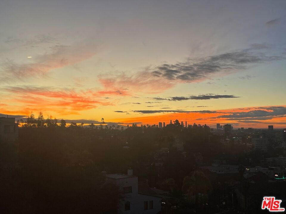 Los Angeles, California 90068, United States, 3 Bedrooms Bedrooms, ,2 BathroomsBathrooms,Residential,Pending,48577