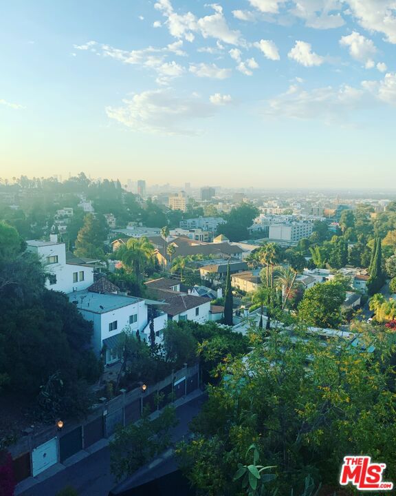 Los Angeles, California 90068, United States, 3 Bedrooms Bedrooms, ,2 BathroomsBathrooms,Residential,Pending,48577