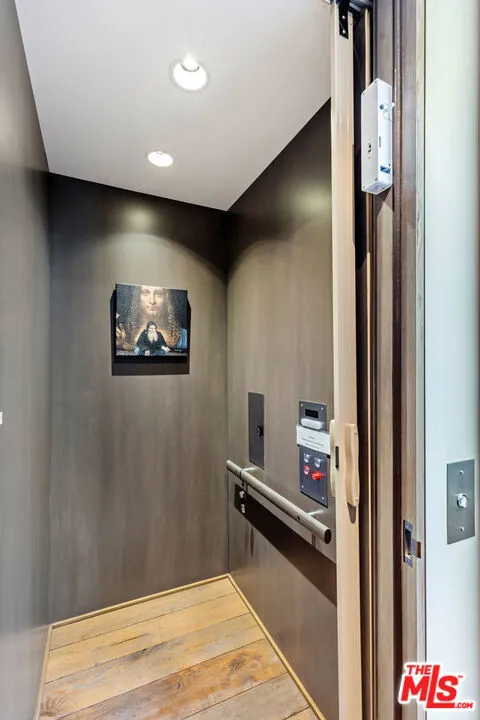 Los Angeles, California 90049, United States, 3 Bedrooms Bedrooms, ,3 BathroomsBathrooms,Residential,Active,78675