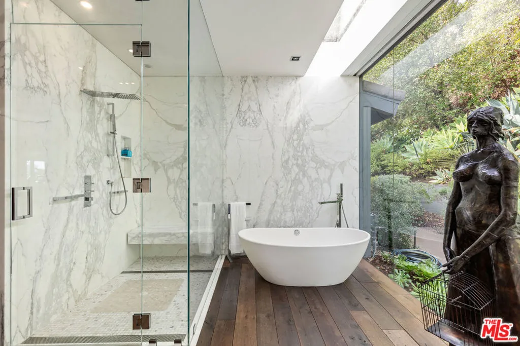 Los Angeles, California 90049, United States, 3 Bedrooms Bedrooms, ,3 BathroomsBathrooms,Residential,Active,78675