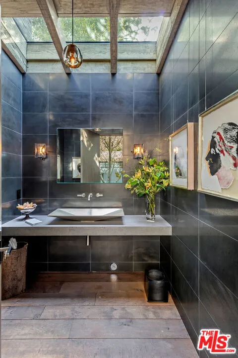 Los Angeles, California 90049, United States, 3 Bedrooms Bedrooms, ,3 BathroomsBathrooms,Residential,Active,78675