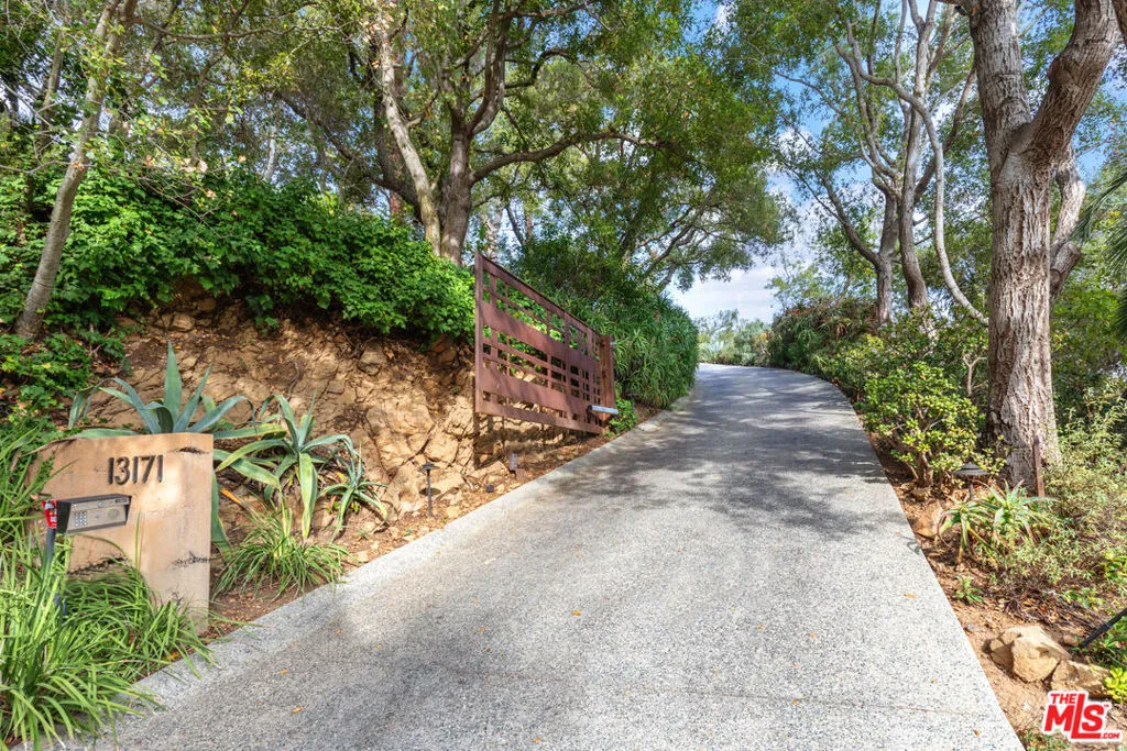 Los Angeles, California 90049, United States, 3 Bedrooms Bedrooms, ,3 BathroomsBathrooms,Residential,Active,78675