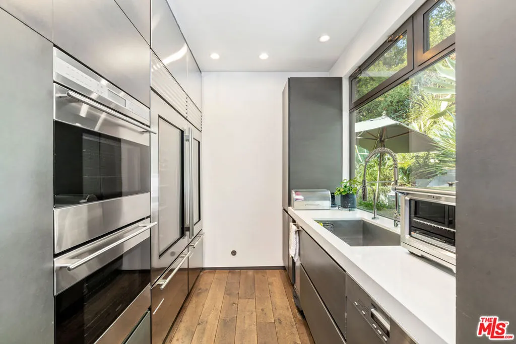 Los Angeles, California 90049, United States, 3 Bedrooms Bedrooms, ,3 BathroomsBathrooms,Residential,Active,78675