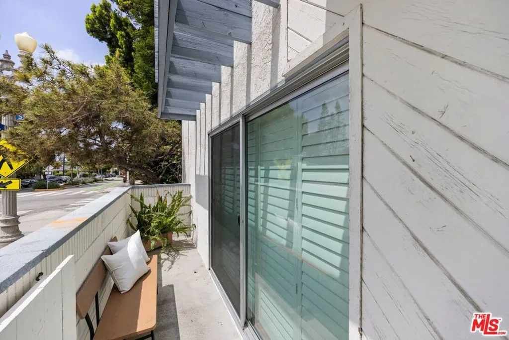 Santa Monica, California 90404, United States, 3 Bedrooms Bedrooms, ,2 BathroomsBathrooms,Residential,Active,132631