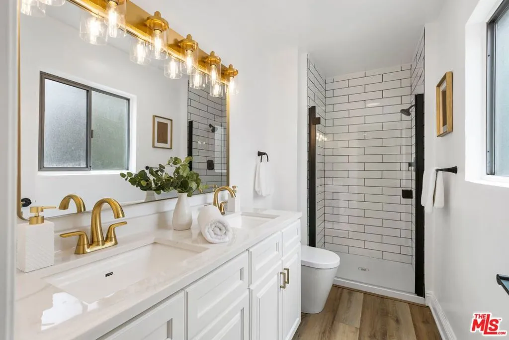 Santa Monica, California 90404, United States, 3 Bedrooms Bedrooms, ,2 BathroomsBathrooms,Residential,Active,132631