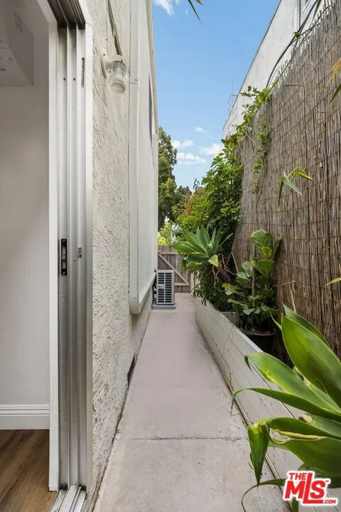 Santa Monica, California 90404, United States, 3 Bedrooms Bedrooms, ,2 BathroomsBathrooms,Residential,Active,132631