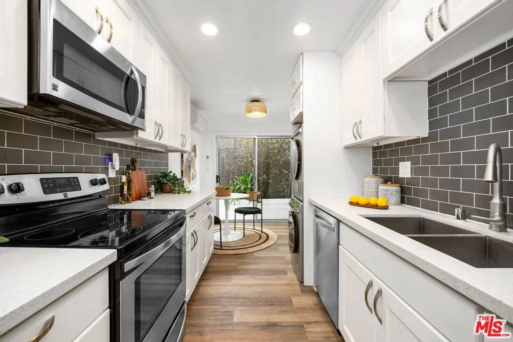 Santa Monica, California 90404, United States, 3 Bedrooms Bedrooms, ,2 BathroomsBathrooms,Residential,Active,132631