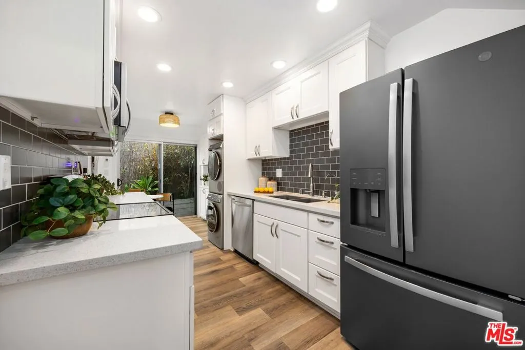 Santa Monica, California 90404, United States, 3 Bedrooms Bedrooms, ,2 BathroomsBathrooms,Residential,Active,132631