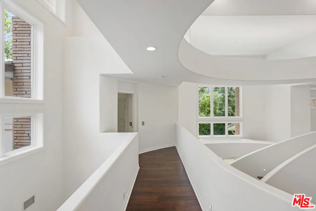 Westlake Village, California 91361, United States, 5 Bedrooms Bedrooms, ,6 BathroomsBathrooms,Residential,Active,87881