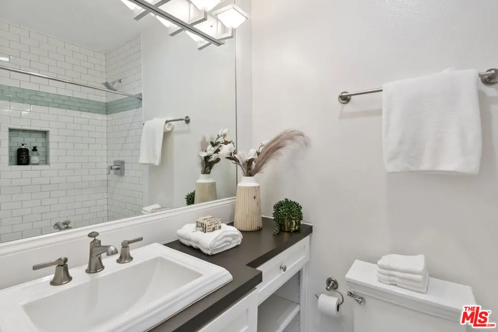 Malibu, California 90265, United States, 2 Bedrooms Bedrooms, ,2 BathroomsBathrooms,Residential,Active,117933