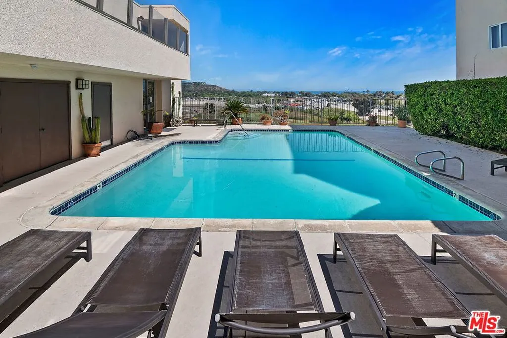 Malibu, California 90265, United States, 2 Bedrooms Bedrooms, ,2 BathroomsBathrooms,Residential,Active,117933