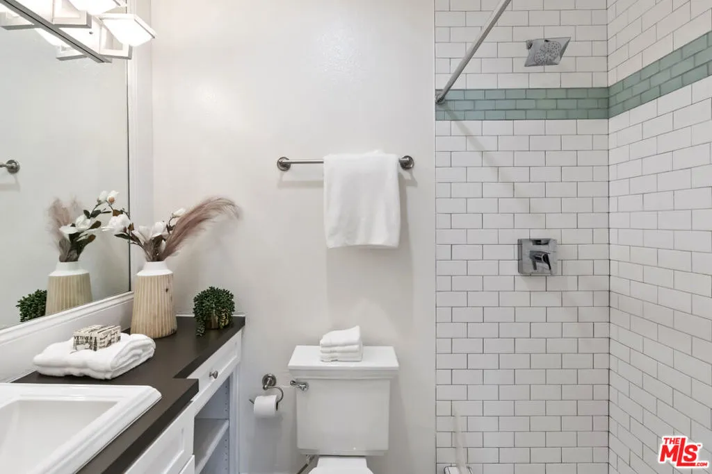 Malibu, California 90265, United States, 2 Bedrooms Bedrooms, ,2 BathroomsBathrooms,Residential,Active,117933