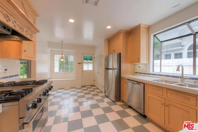 Sherman Oaks, California 91423, United States, 3 Bedrooms Bedrooms, ,3 BathroomsBathrooms,Residential,Active,94632